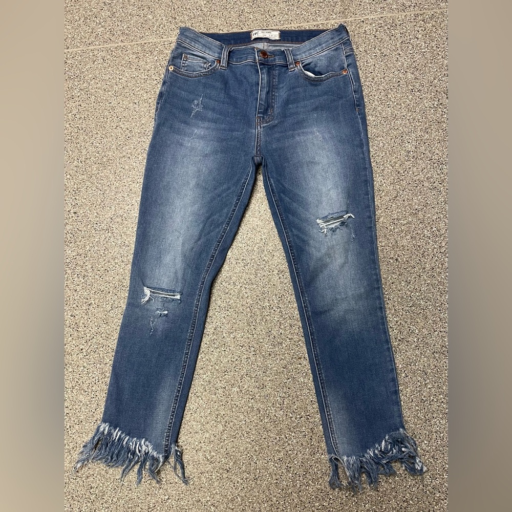Free People  Distressed Cropped Jeans with Ragged Frayed Hems  Size 27 GUC
